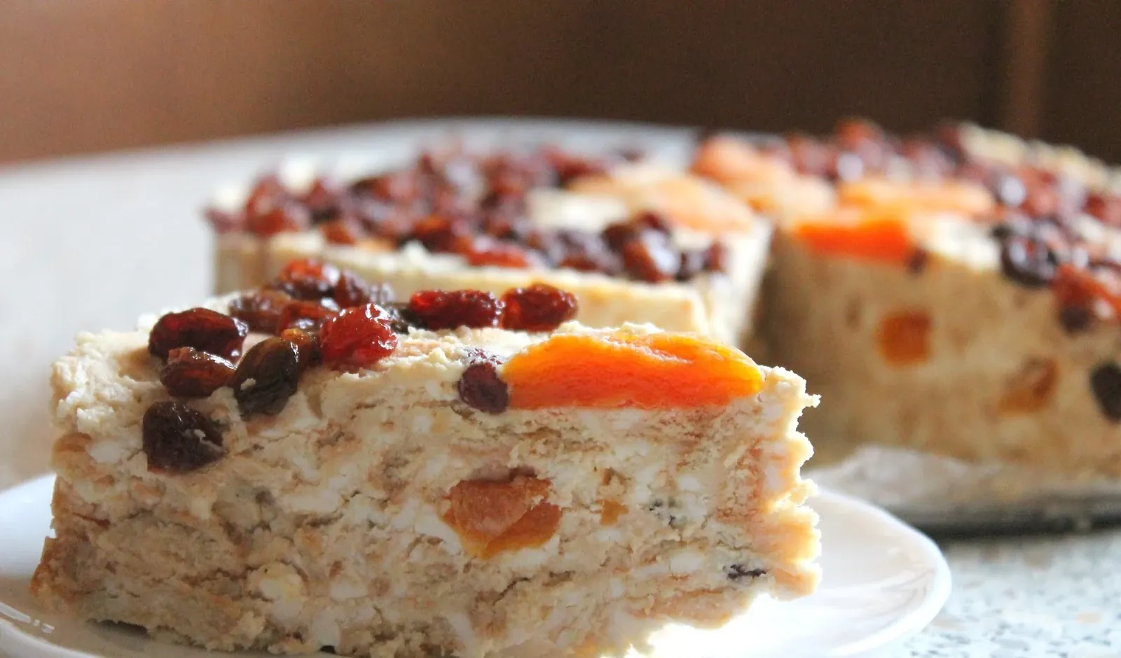 Nekeptas varškės sausainių pyragas su grietinėle ir džiovintais vaisiais