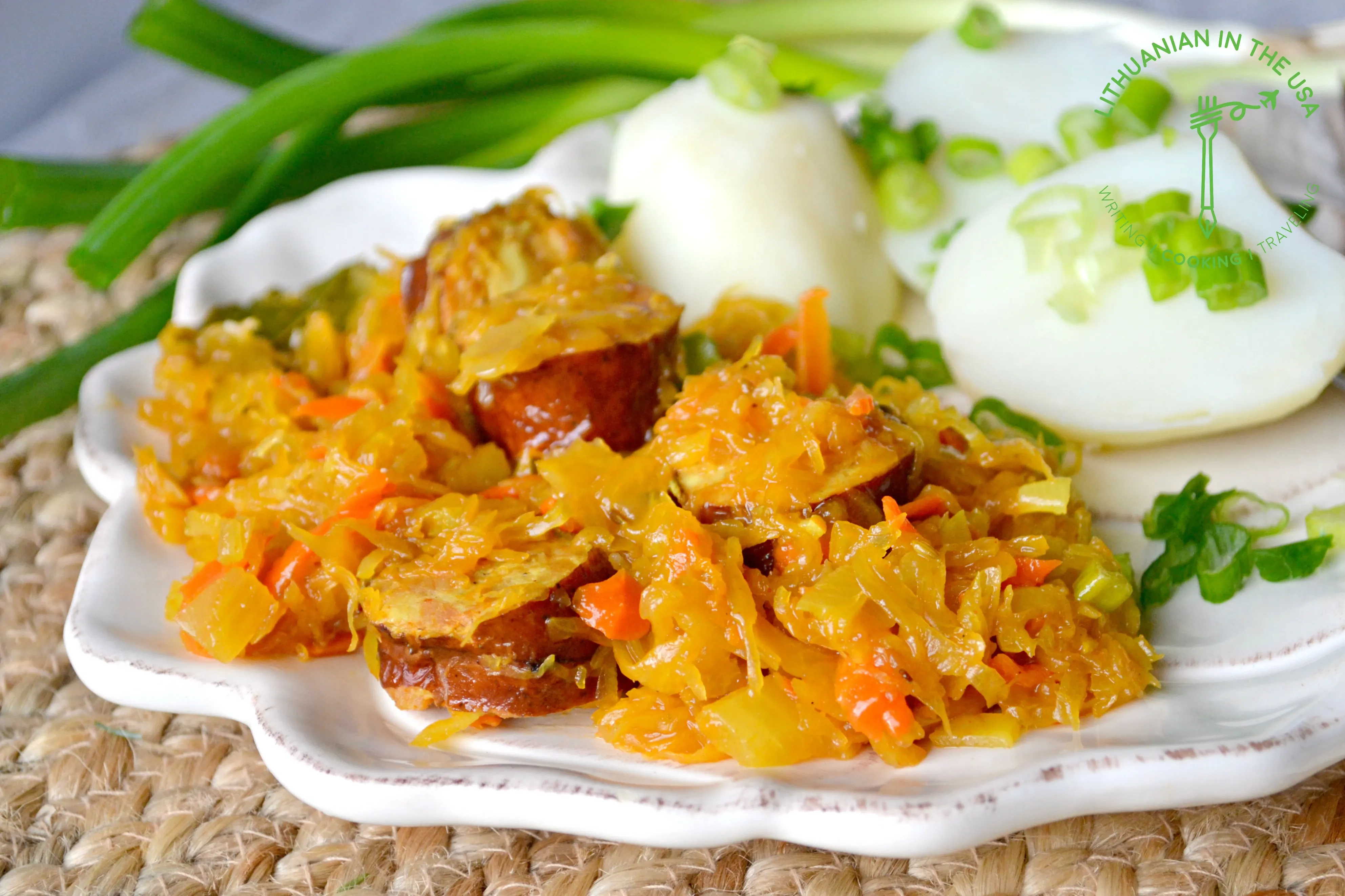 Troškinti rauginti kopūstai su rūkytomis dešrelėmis ir pomidorų padažu