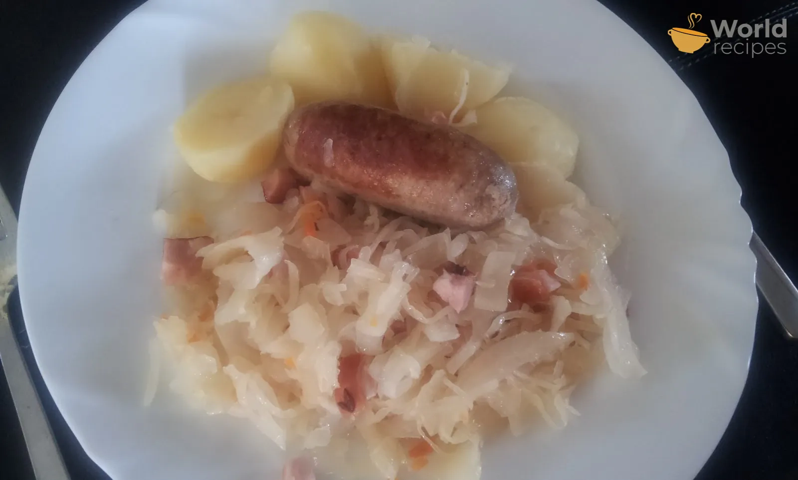 Paprastai troškinti rauginti kopūstai su šviežiomis dešrelėmis ir rūkytu kumpeliu