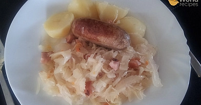 Paprastai troškinti rauginti kopūstai su šviežiomis dešrelėmis ir rūkytu kumpeliu