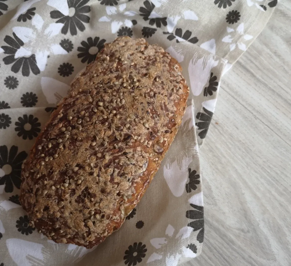 Skaniausia balta duona su kanapių sėklomis ir saulėgrąžomis