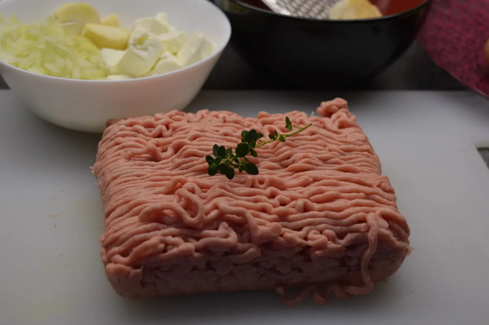 Keptuvėje kepti vištienos medalionai-kotletai su fetos sūriu