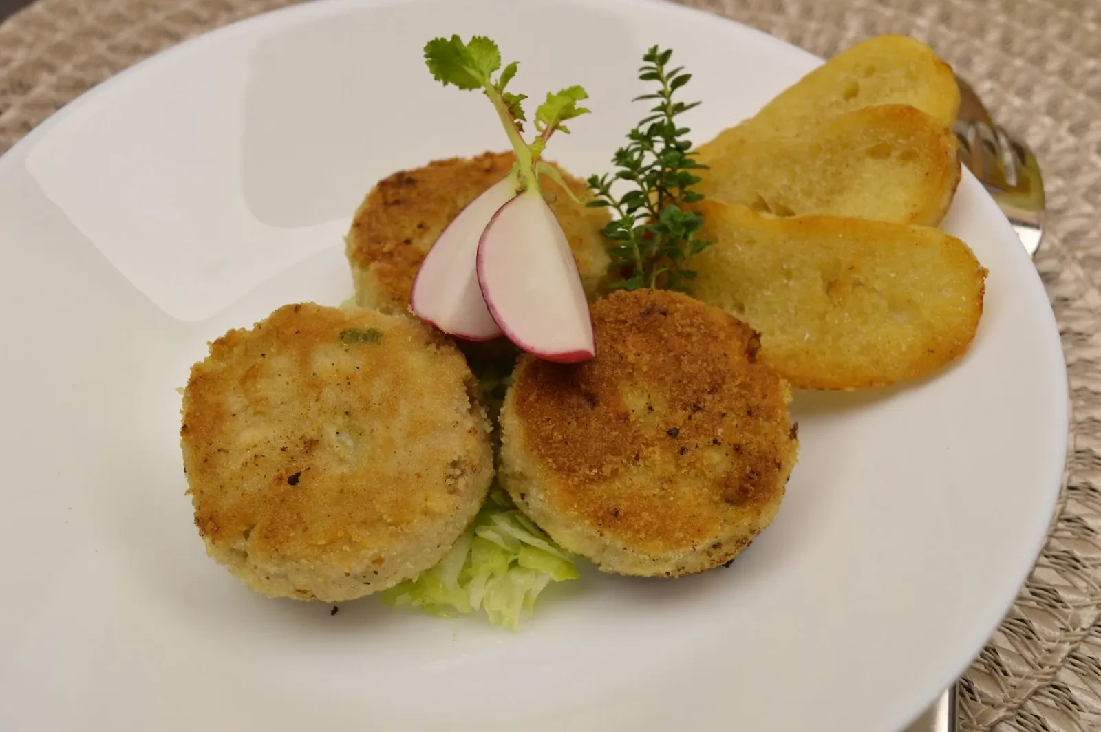 Keptuvėje kepti vištienos medalionai-kotletai su fetos sūriu