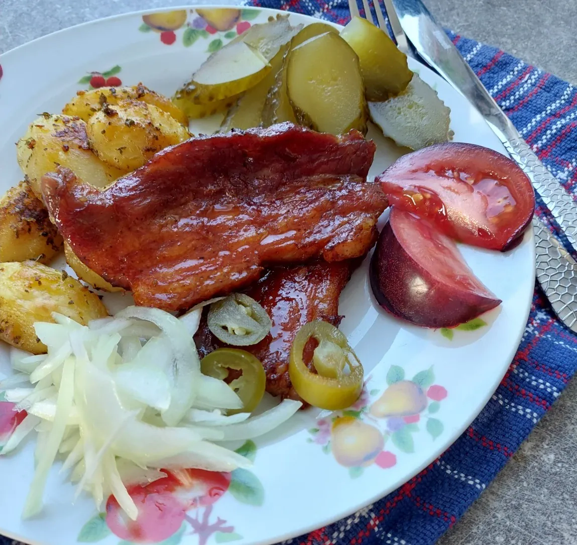 Orkaitėje kepta šoninė su BBQ padažu