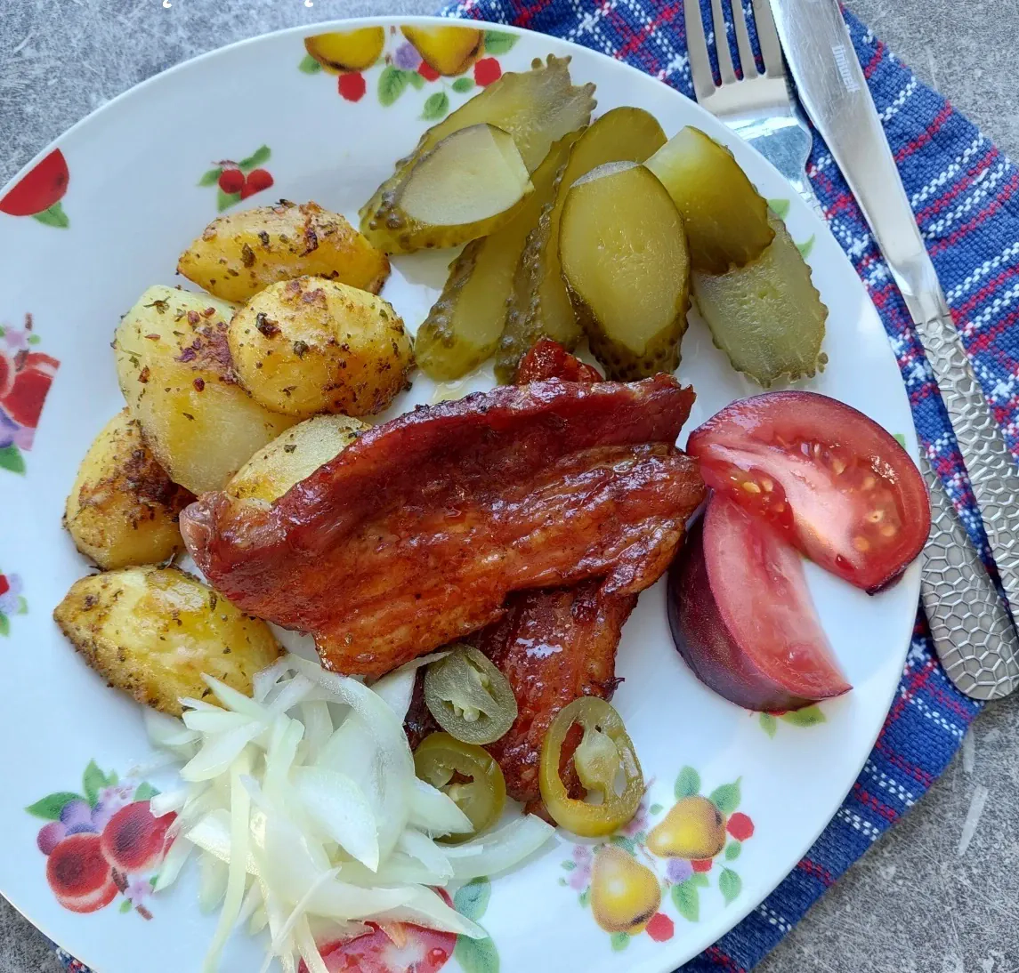 Orkaitėje kepta šoninė su BBQ padažu