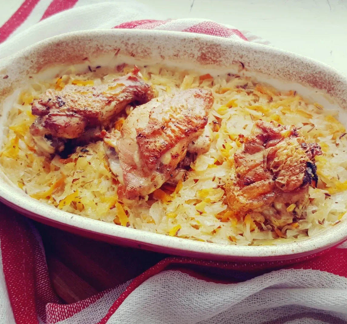 Orkaitėje kepta vištiena, raugintų kopūstų patale, su morkomis ir kmynais