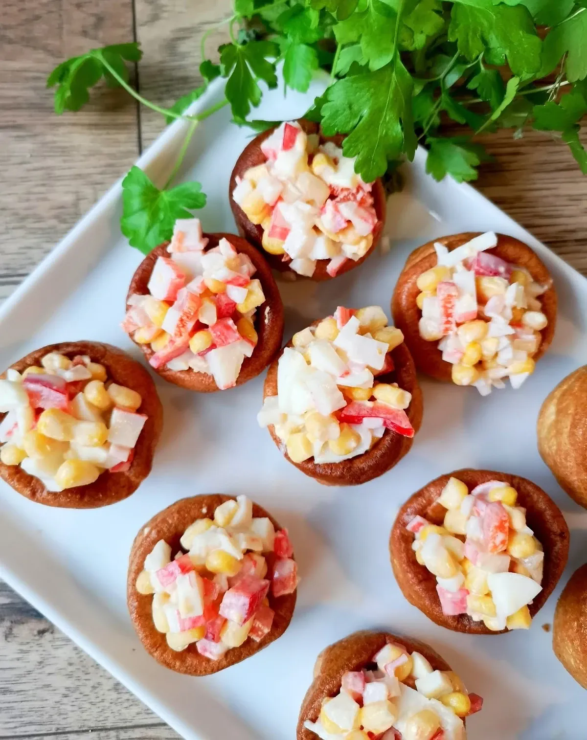 Ryžių - krabų lazdelių mišrainė su kiaušiniais, kukurūzais ir sūriu