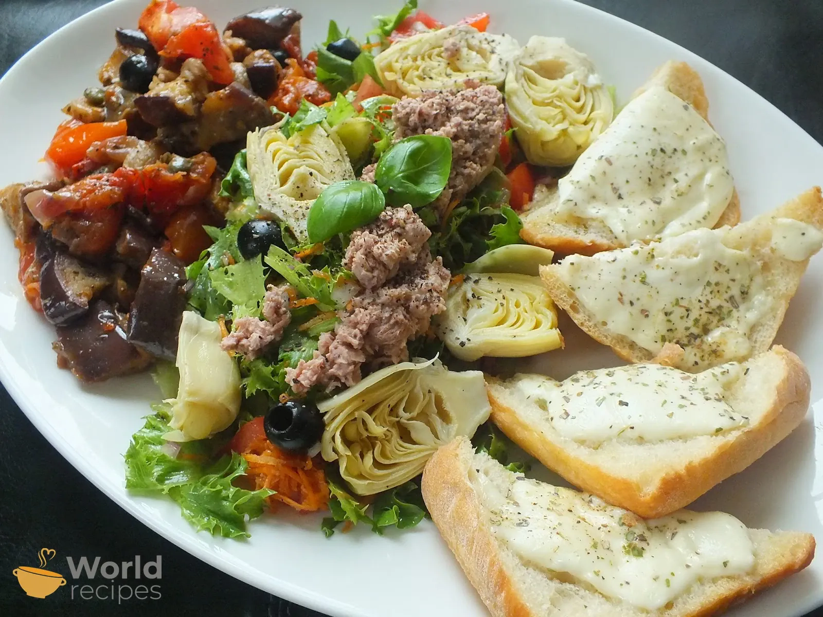 Itališka Antipasti užkandėlė su tuno salotomis, mocarelos crostini ir caponata