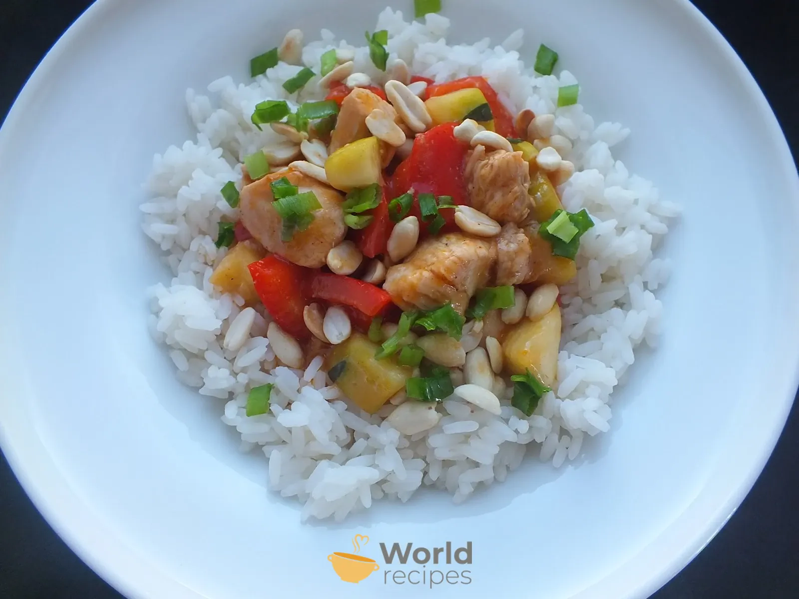 Kiniška vištiena Kung Pao su daržovėmis ir žemės riešutais