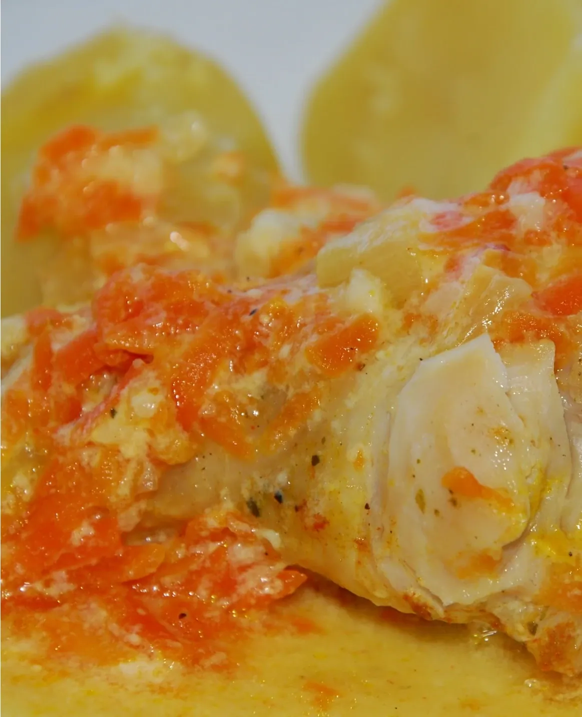 Vištienos blauzdelės, troškintos su morkomis ir grietinėle