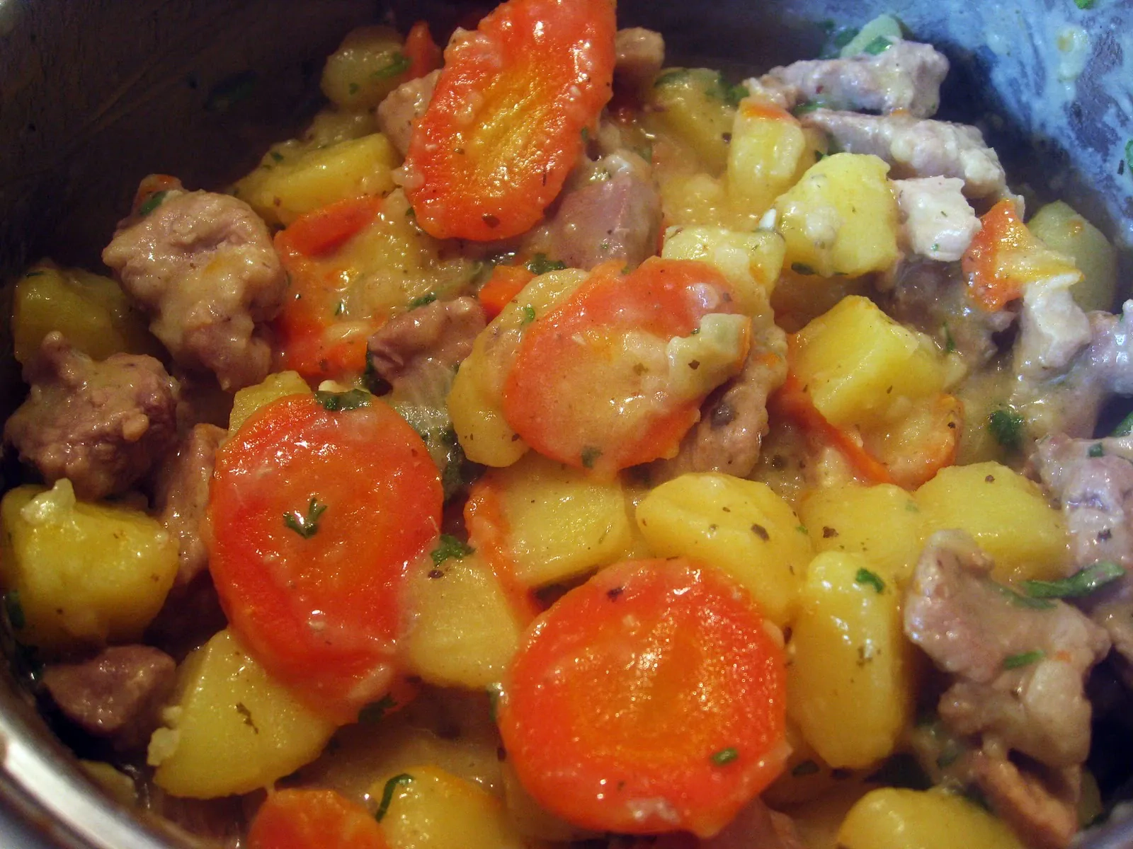 Troškinys su kiauliena, bulvėmis ir daržovėmis