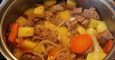 Troškinys su kiauliena, bulvėmis ir daržovėmis