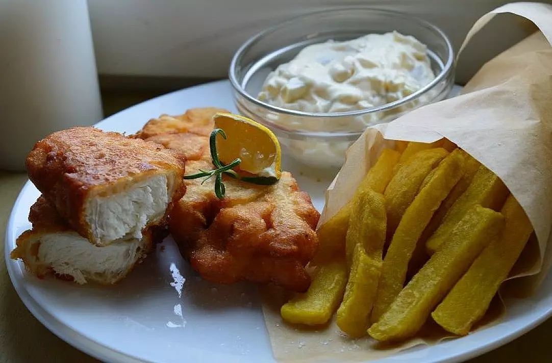 Kepta žuvis su auksinėmis bulvytėmis