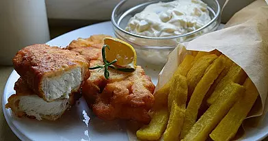 Kepta žuvis su auksinėmis bulvytėmis