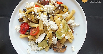 Makaronai su rikota, pievagrybiais ir keptomis daržovėmis
