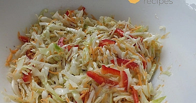 Šviežių kopūstų salotos su paprika ir morkomis, be majonezo