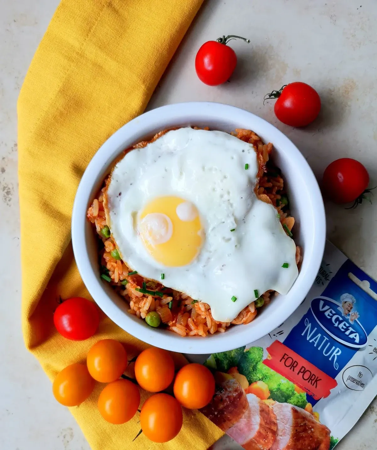 Azijietiški ryžiai su keptu kiaušiniu ir malta kiauliena