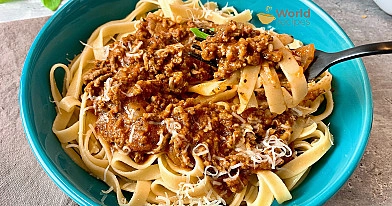 Tagliatelle makaronai su faršu, pomidorų padažu ir sūriu