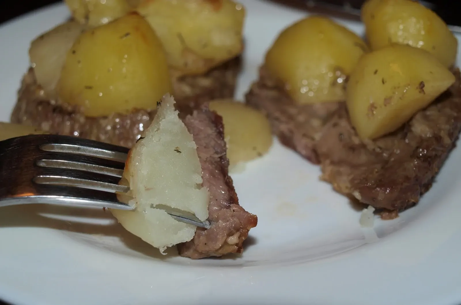 Orkaitėje - folijoje kepta kiaulienos sprandinė su bulvėmis