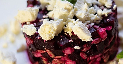 Burokėlių, kriaušių ir saulėgrąžų salotos su fetos sūriu