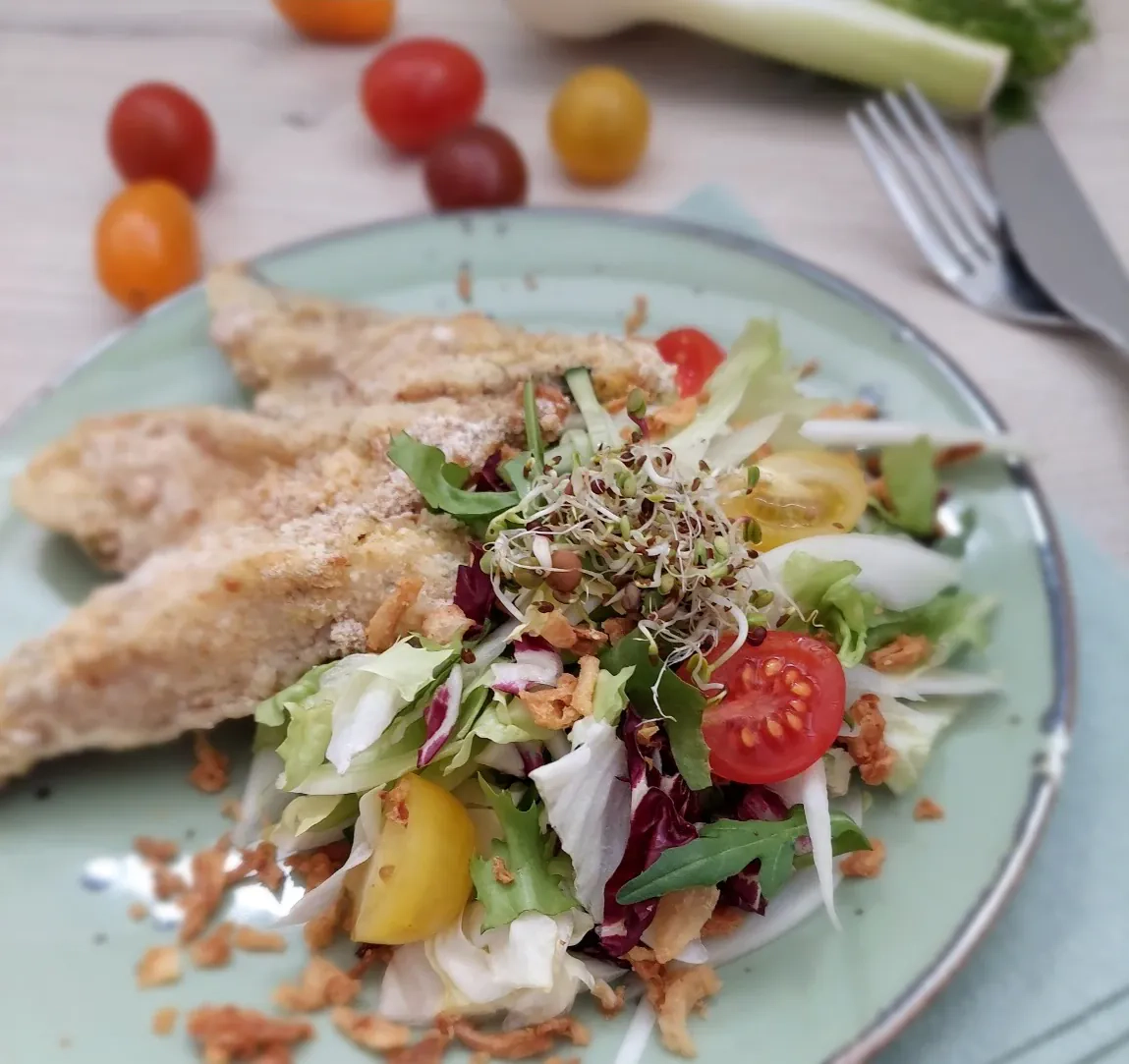 Orkaitėje kepti žuvies piršteliai su gaiviomis salotomis