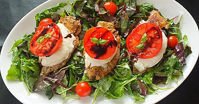 Vištienos kepsneliai Caprese - su pomidorais ir mocarela