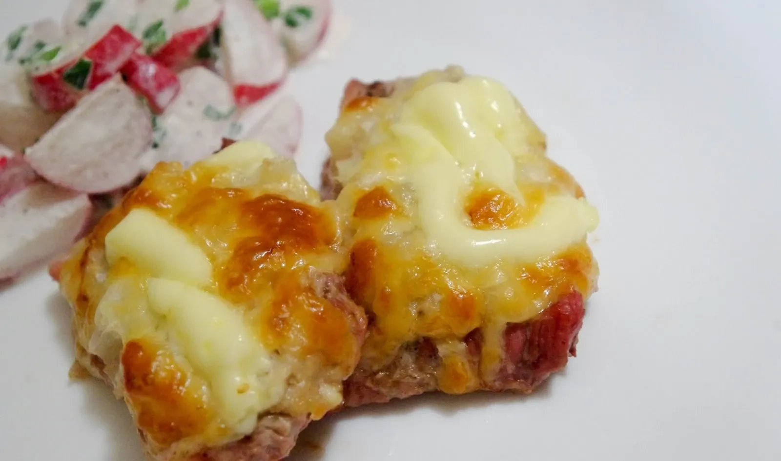 Sūriu, svogūnais ir majonezu užkepti kiaulienos kepsneliai