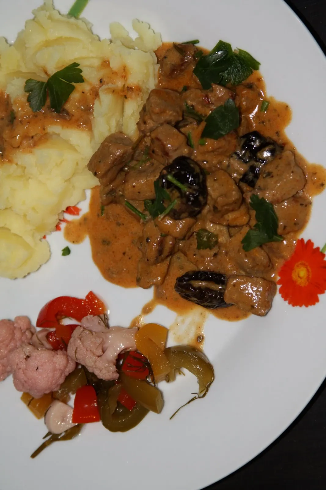 Kiaulienos kumpio guliašas su džiovintomis slyvomis ir grietine