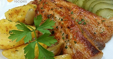 Marinuota kiaulienos šoninė be kaulo su bulvėmis kepta orkaitėje