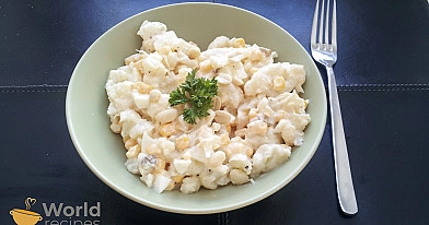 Žiedinių kopūstų salotos su kiaušiniais, kukurūzais ir razinomis