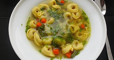 Šaldytų daržovių sriuba su Tortellini virtinukais