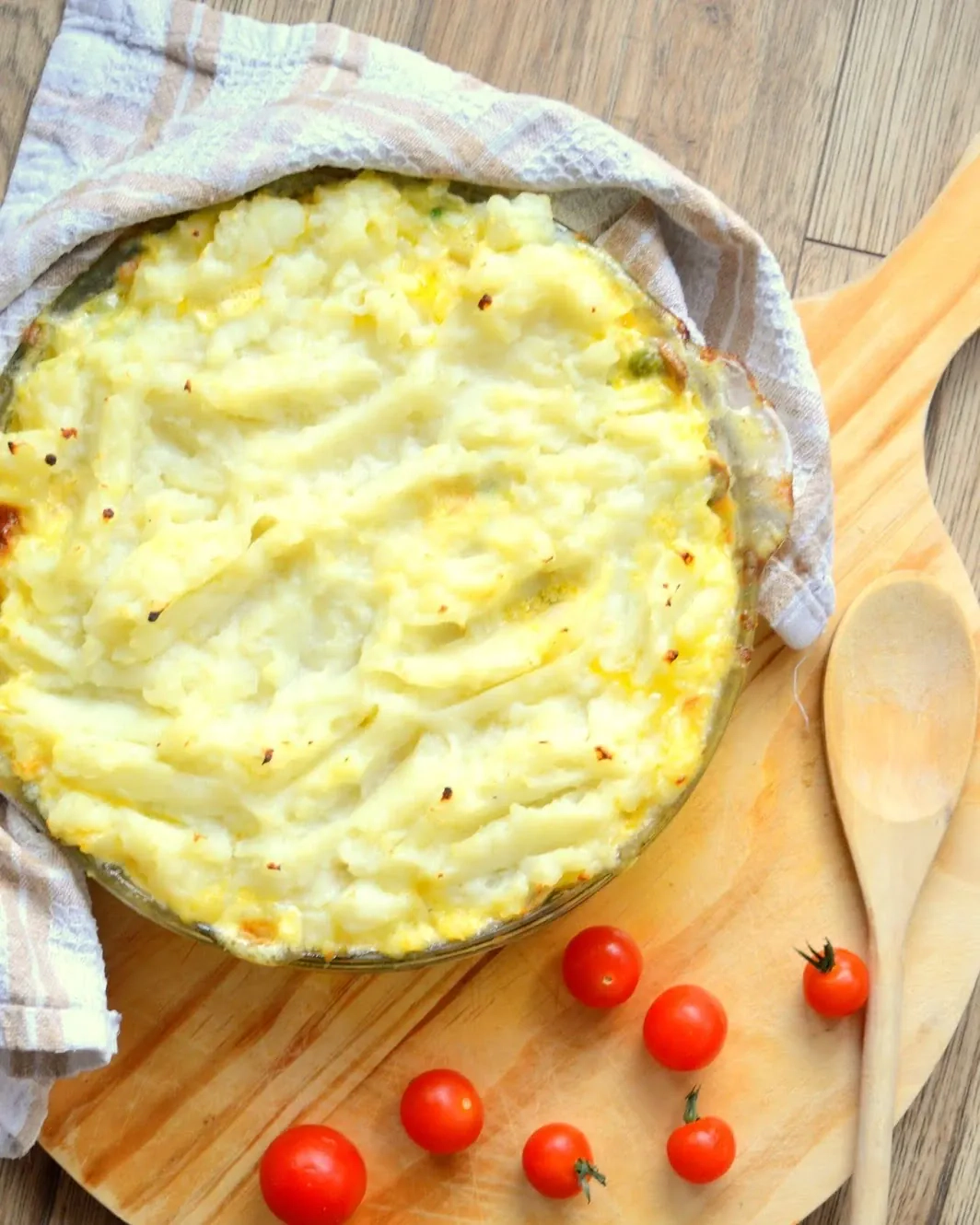 Vištienos troškinys su pievagrybiais, morkomis ir bulvių košės kepure