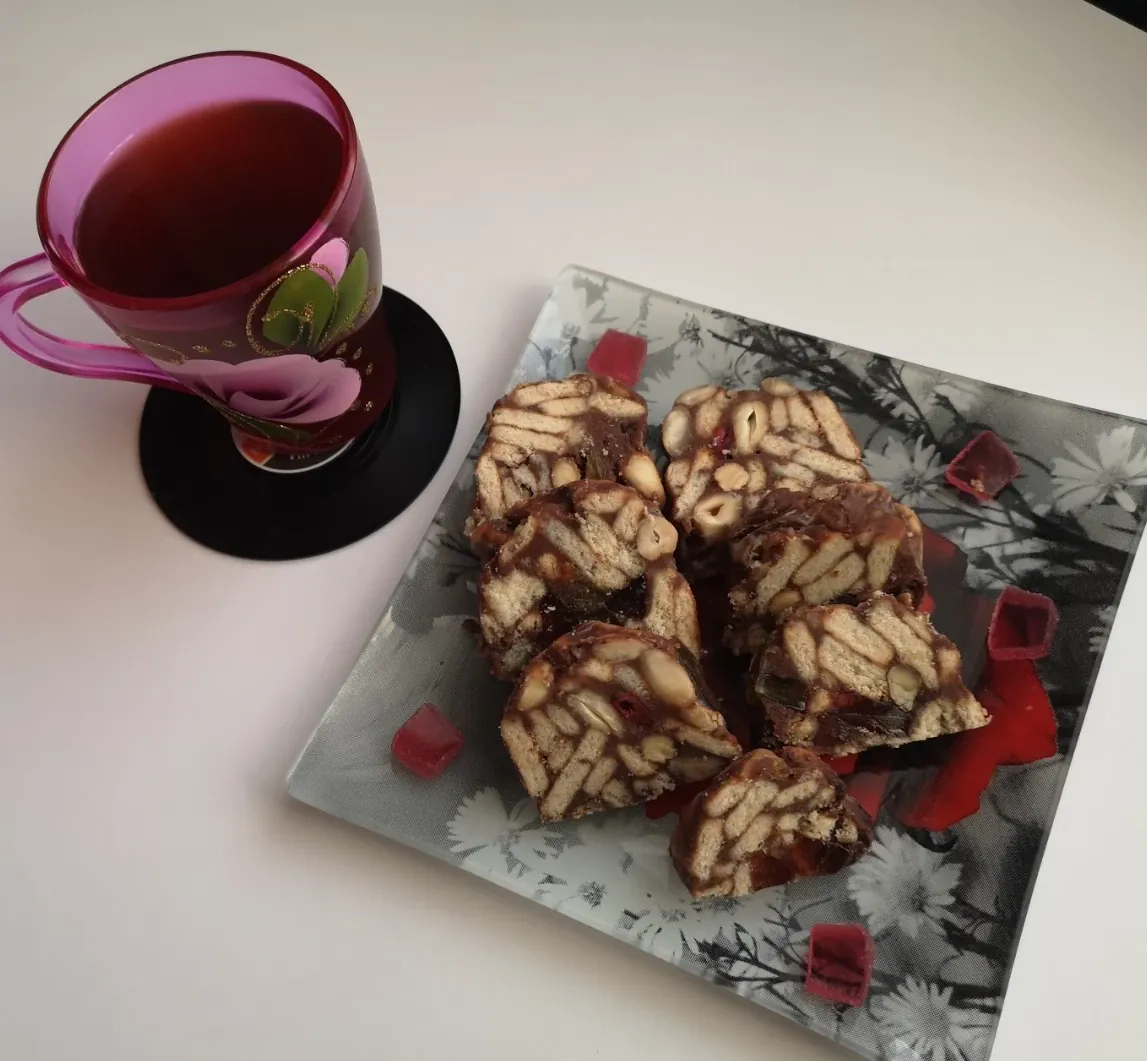 Tinginys su želiniais saldainiais, džiovintais vaisiais ir riešutais