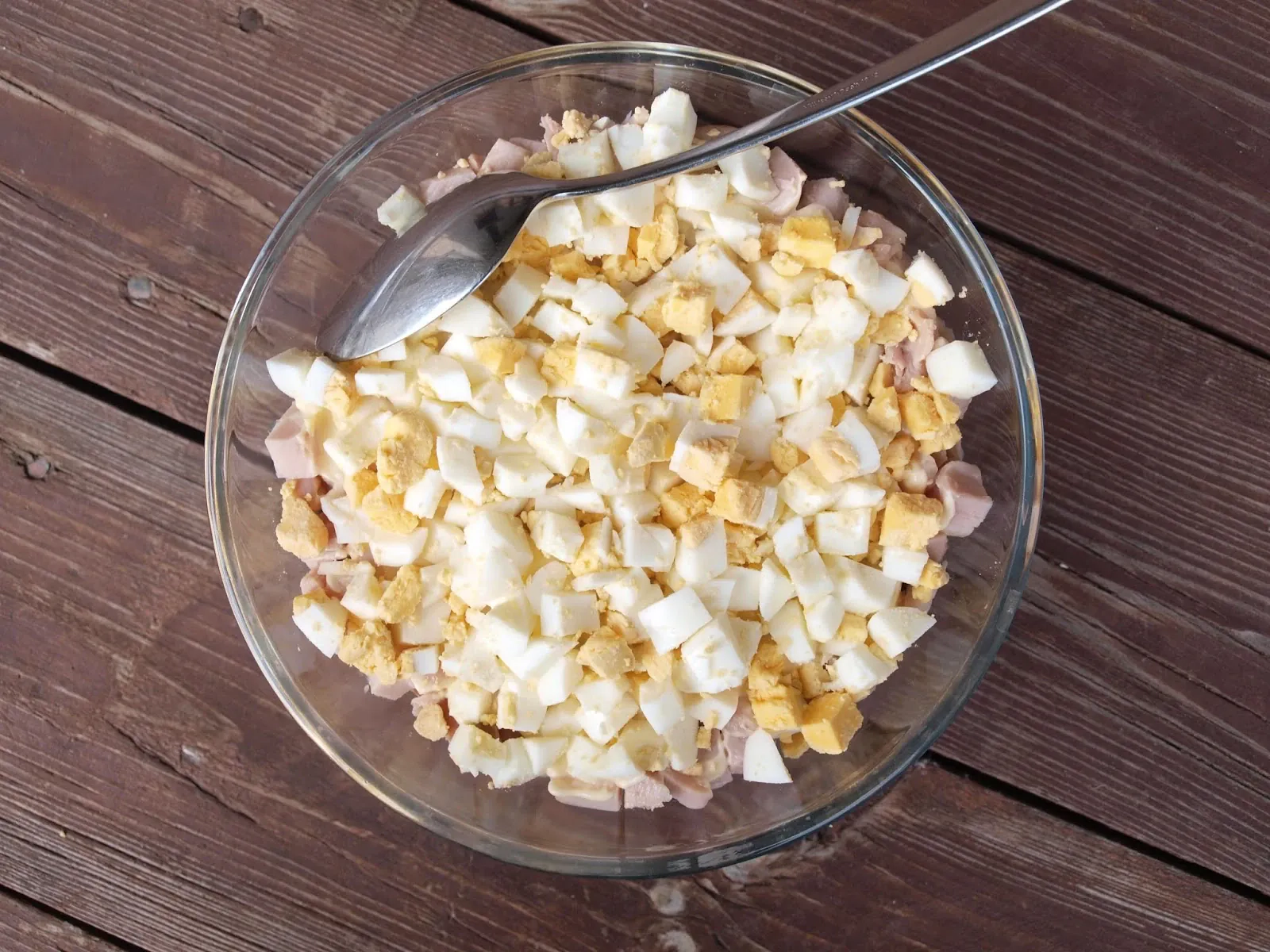 Sluoksniuotos salotos su rūkyta vištiena, ryžiais ir pievagrybiais