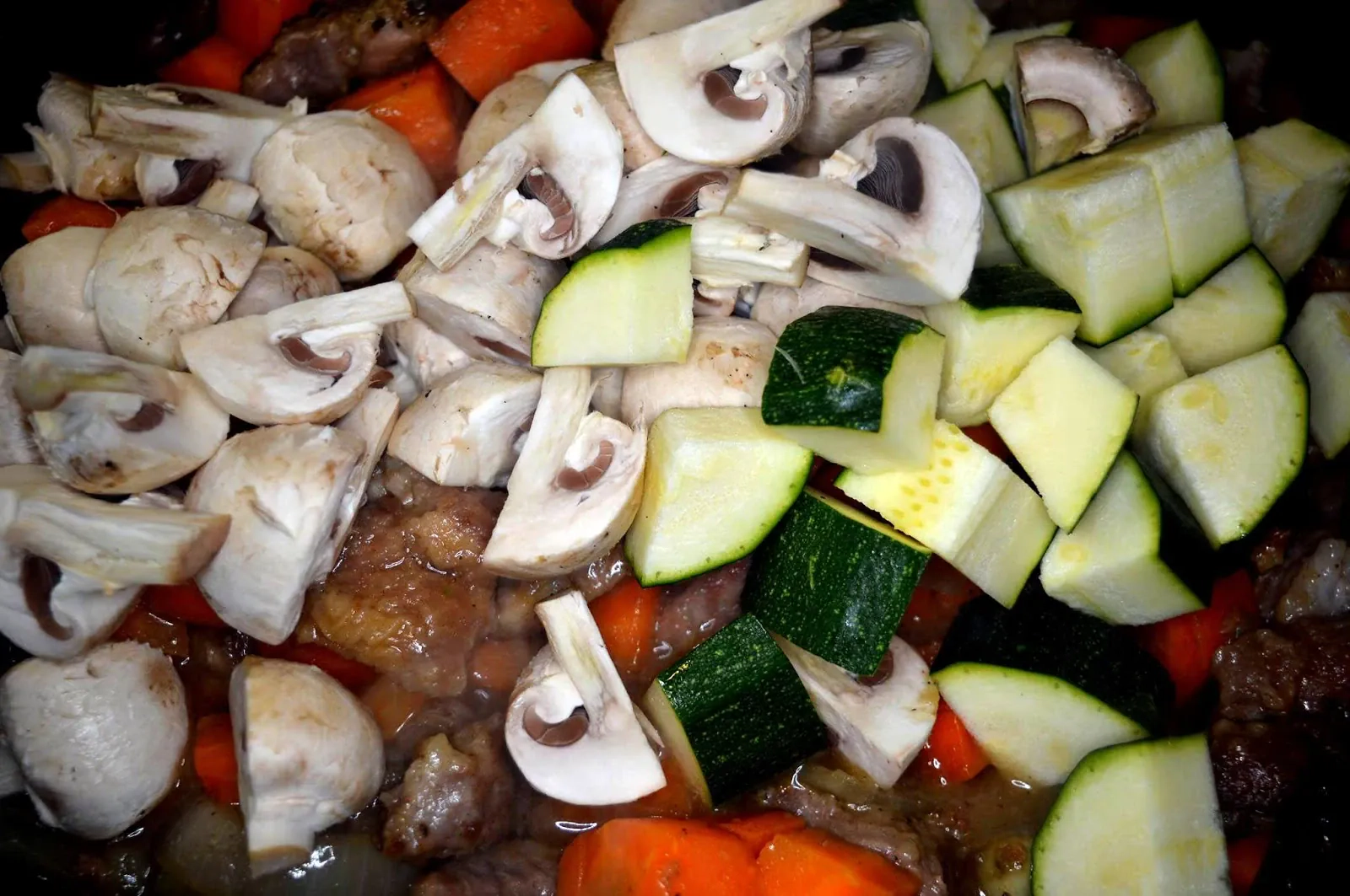 Kiaulienos sprandinės troškinys su daržovėmis ir grybais