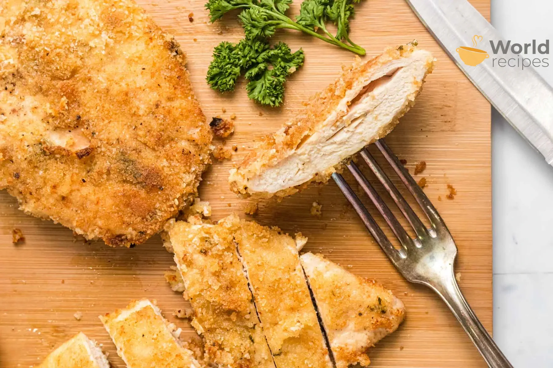 Vištienos krūtinėlės kepsniai orkaitėje su džiūvėsėliais ir parmezano sūriu