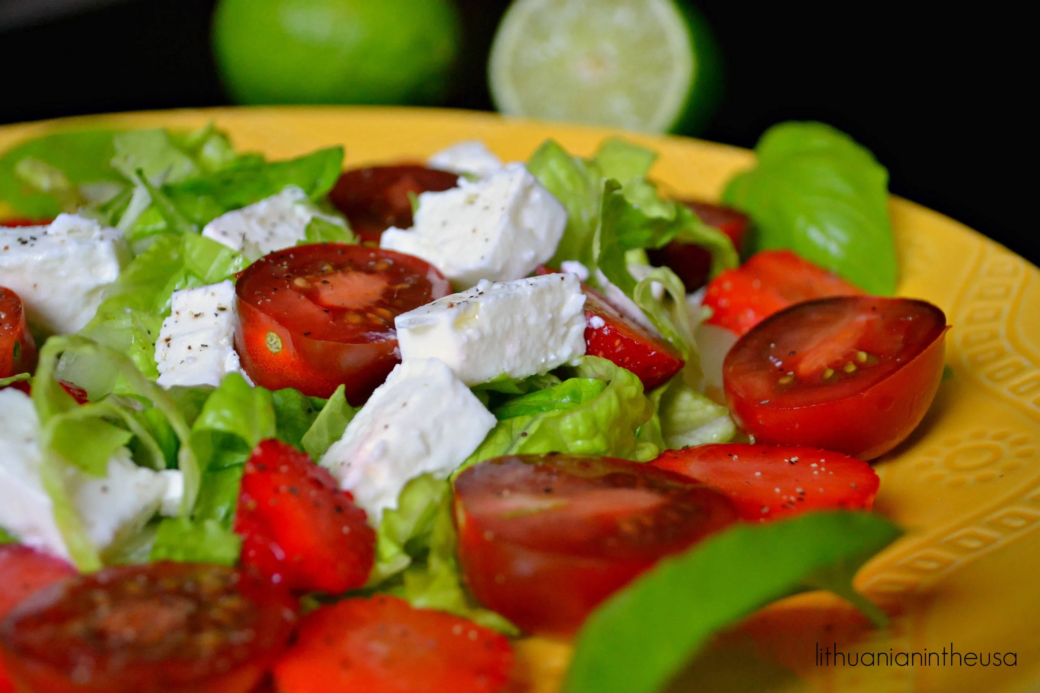 Valentino dienos salotos su slyviniais pomidorais, feta ir braškėmis