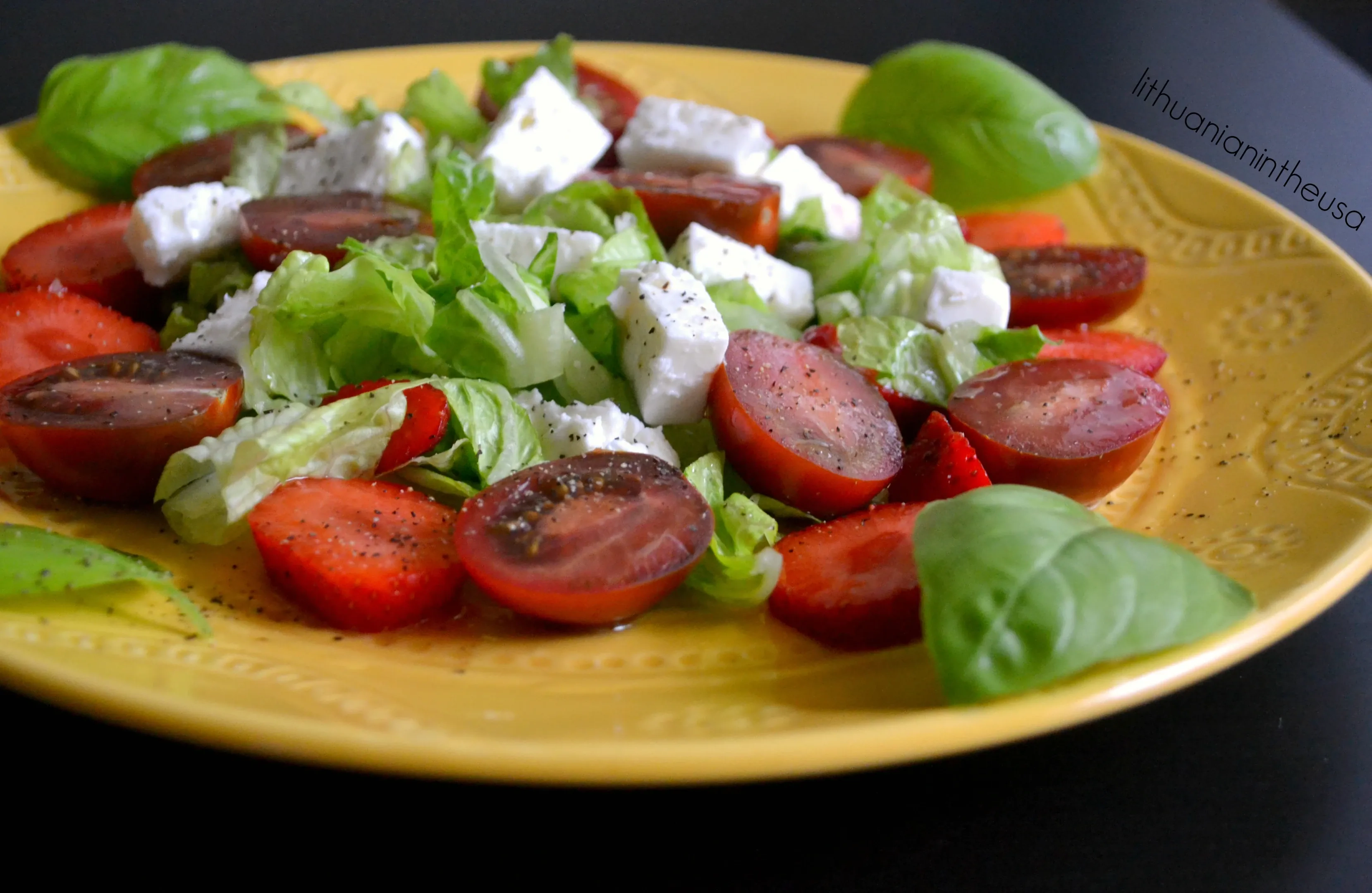Valentino dienos salotos su slyviniais pomidorais, feta ir braškėmis
