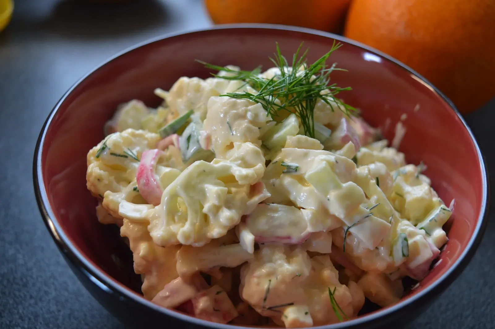 Kalafioro mišrainė su krabų lazdelėmis, kiaušiniais ir agurkais