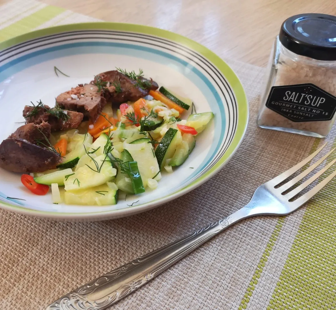 Keptuvėje keptos vištienos kepenėlės su daržovėmis ir čili Keptuvėje keptos vištienos kepenėlės su daržovėmis ir čili