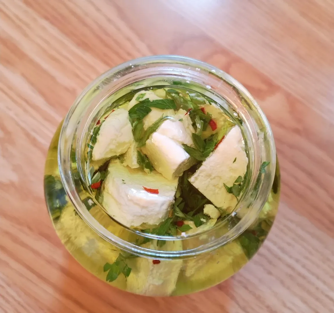 Marinuoti varškės sūrio gabaliukai aliejuje