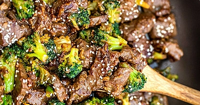 Kepta jautiena su brokoliais, šparaginėmis pupelėmis ir Teriyaki padažu