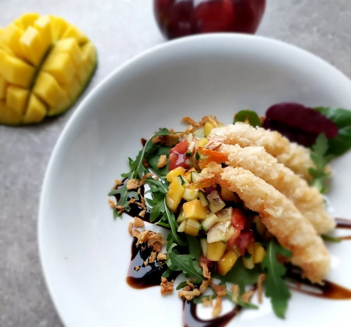 Gaivios salotos su krevetėmis džiūvėsėliuose ir mango salsa Gaivios salotos su krevetėmis džiūvėsėliuose ir mango salsa