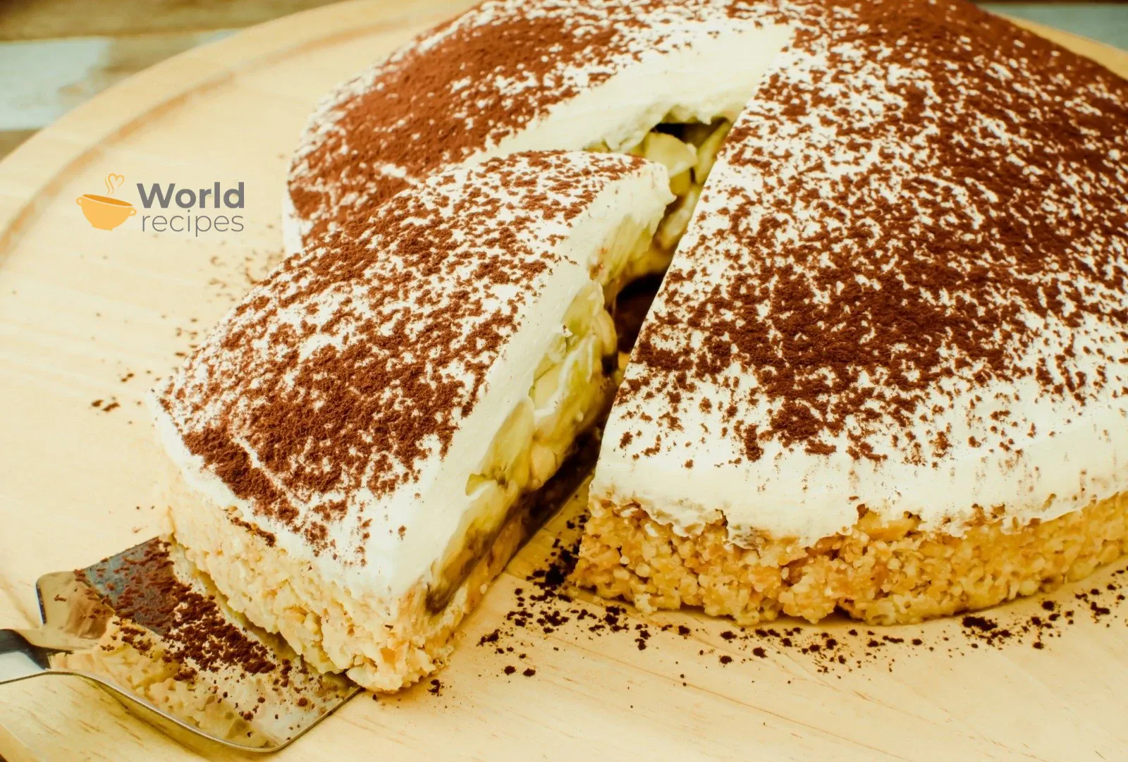 Skanus, nekeptas ir saikingai saldus meduolių tortas su bananais ir grietine