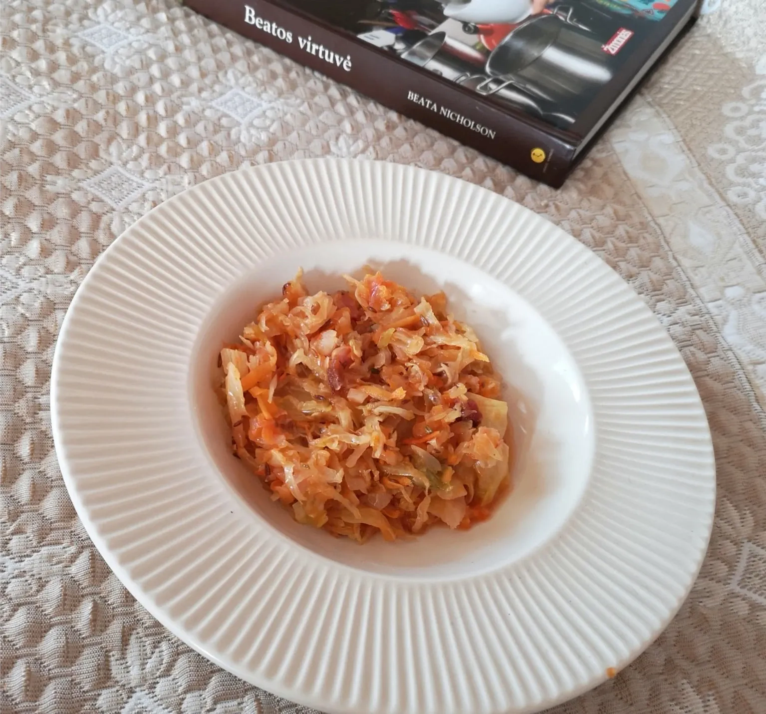 Troškinti rauginti kopūstai su rūkyta šonine, svogūnais ir morkomis pagal Beatą