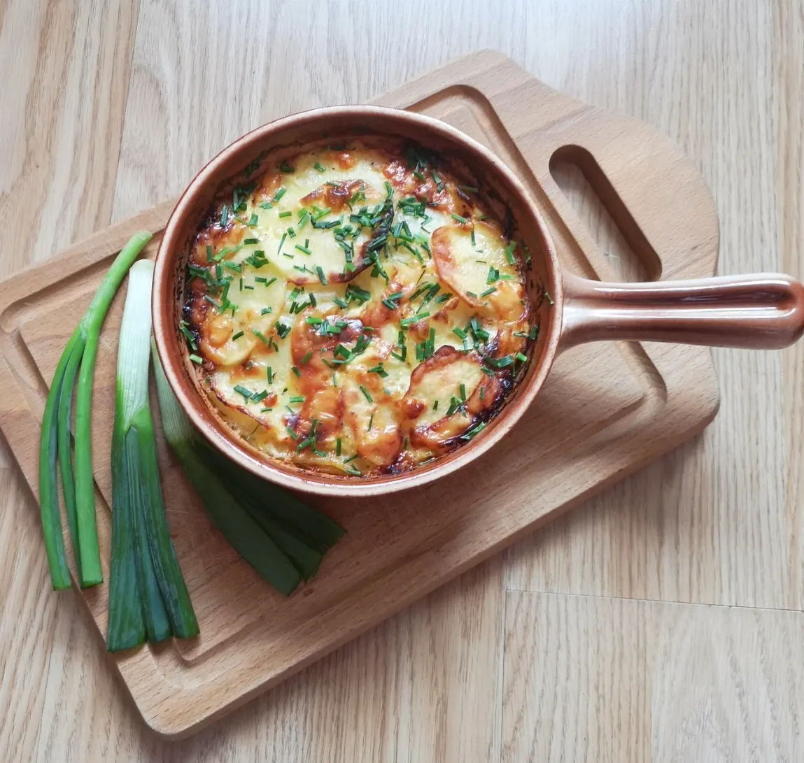 Bulvių apkepėlė su pienu ir fermentiniu sūriu, kepta orkaitėje