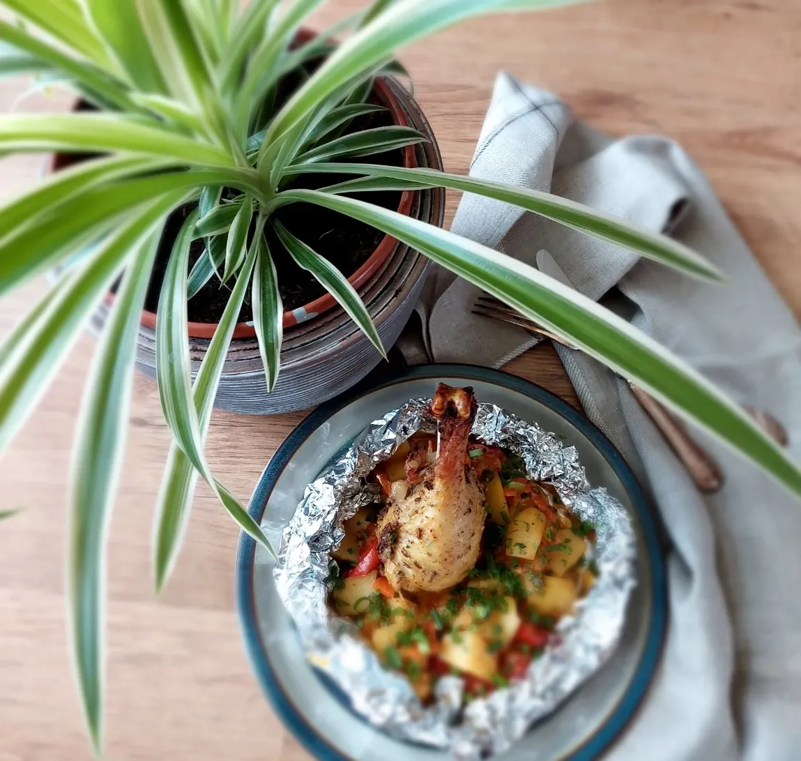 Folijoje keptos vištienos blauzdelės su daržovėmis