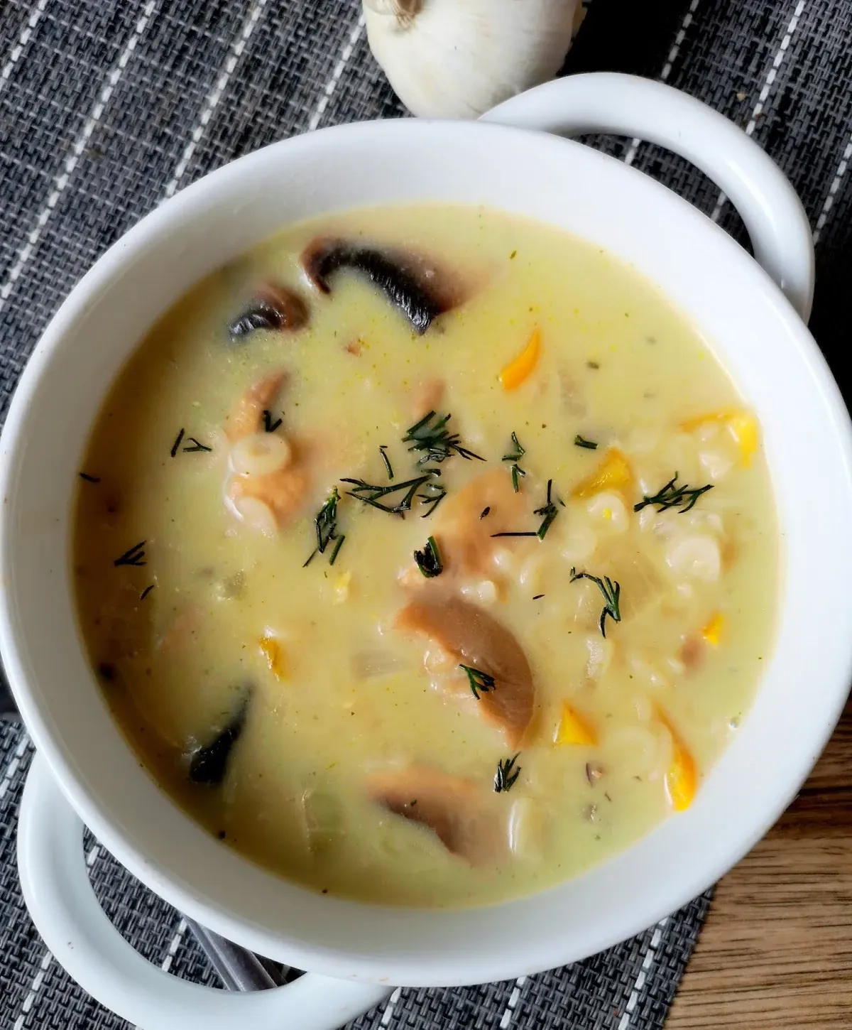 Tiršta grybų - pievagrybių sriuba su lydytu sūriu ir makaronais