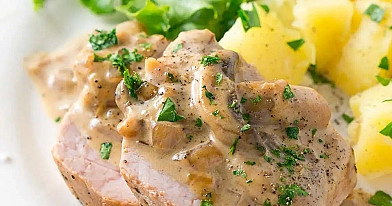 Kiaulienos sprandinės kepsnys su voveraičių-grietinėlės padažu