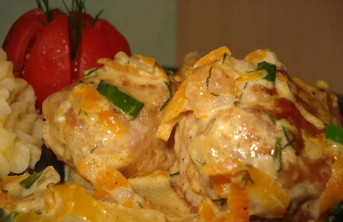 Troškinti vištienos maltinukai su morkų, svogūnų ir grietinėlės padažu